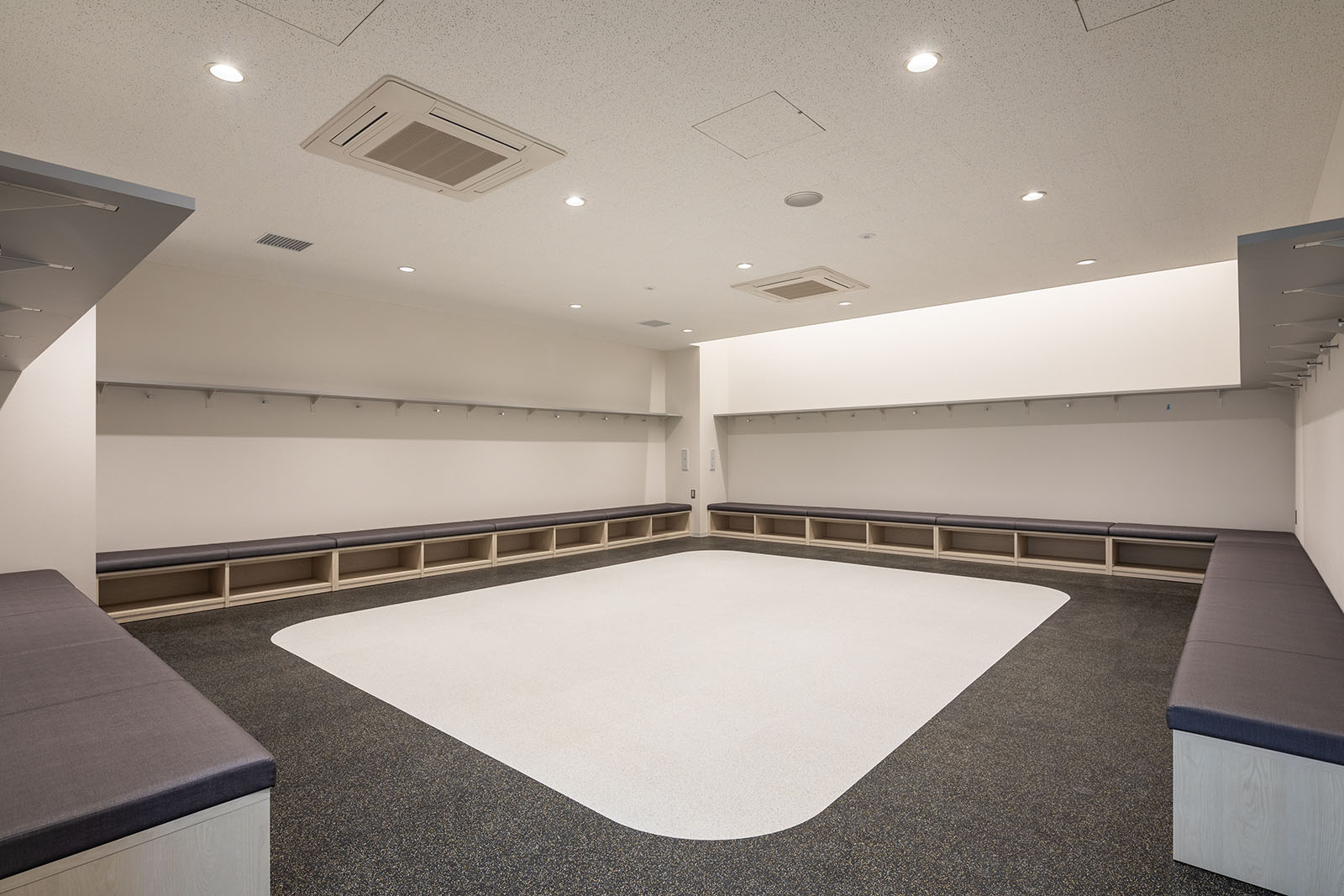 AWAY LOCKER ROOM